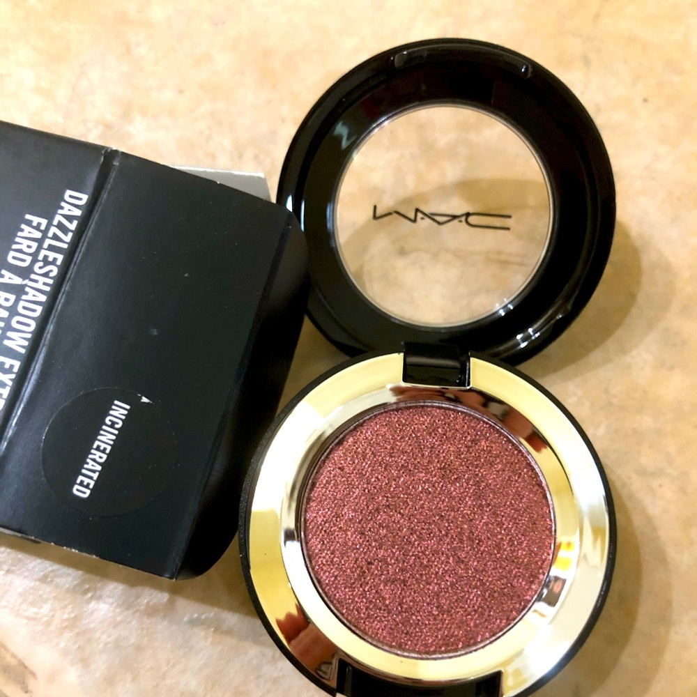 MAC dazzleshadow extreme in “incinerated”